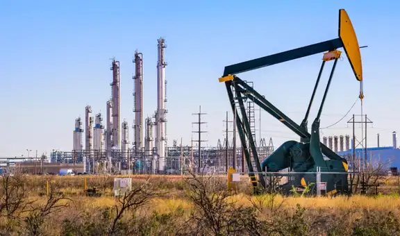 Producción de petróleo en Perú baja 23% en un año pese a recuperación en julio