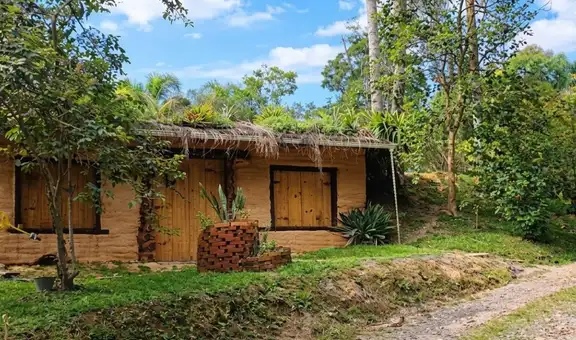 Construyó solo una casa con bolsas de papas y tierra: el sorprendente resultado mantiene la temperatura estable todo el año