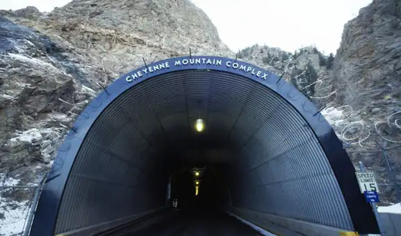 Este búnker está oculto bajo una montaña y fue diseñado para resistir una guerra nuclear: tiene 15 edificios
