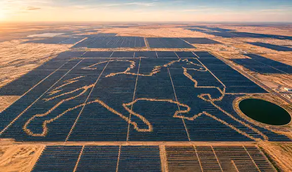 China crea su “Gran Muralla” solar de 400 km en el desierto: incluye una central con forma de caballo visible desde el espacio