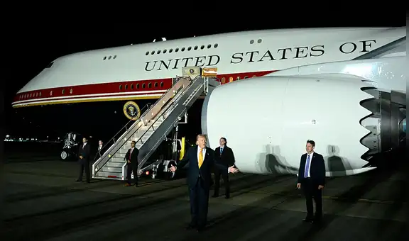 Supuesta amenaza iraní obligó a Trump a cambiar de avión oculto en un vehículo de catering tras cumbre de la OTAN