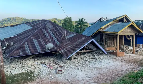Un fuerte terremoto sacude Indonesia: las imágenes del sismo que dejó graves daños en viviendas y edificios
