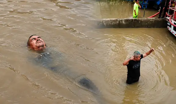 Hombre se pone a nadar en pleno bypass de la avenida Pachacutec que quedó inundado en Villa María del Triunfo
