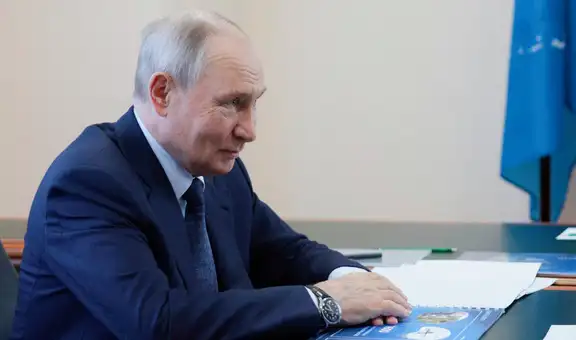 Por temor a que el Kremlin confisque su dinero para la guerra, rusos retiran miles de millones de sus cuentas bancarias