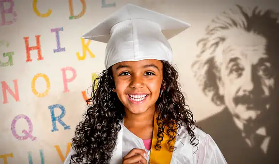 La niña que hizo historia antes de cumplir 3 años: logró un IQ comparable al de Albert Einstein, habla 2 idiomas y ama cocinar