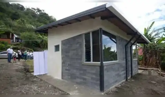 Pasó 9 años ahorrando para comprar un terreno y terminó construyendo su casa con 7 toneladas de plástico reciclado