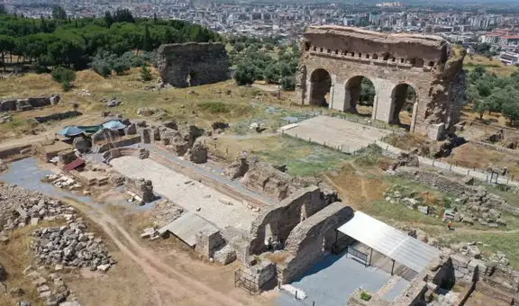 Arqueólogos turcos desenterraron una piscina y un mosaico de la época romana en un antiguo gimnasio