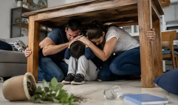 Terremoto de 8,8 en Lima: expertos desmienten recomendación de esconderse debajo de la mesa y aconsejan esto