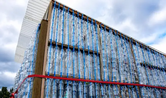 Estas 2.000 botellas de plástico iban a la basura y terminaron convertidas en un invernadero en Australia