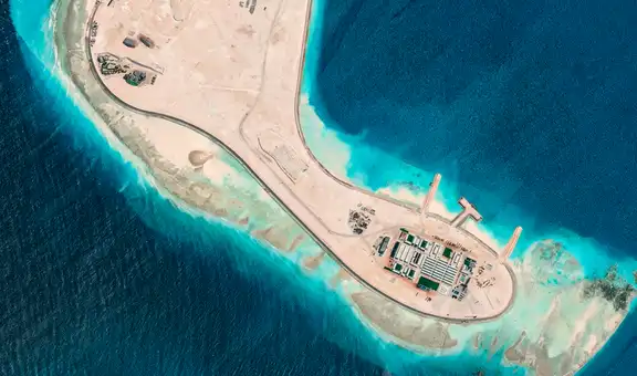 China usó millones de toneladas de arena para levantar una isla militar en solo 10 meses: ahora prepara una pista estratégica de 3 km