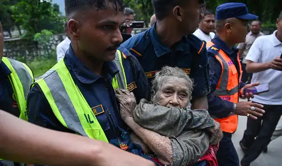 Al menos 95 muertos y cientos de desaparecidos en Nepal tras inundaciones cerca a China, según la policía local