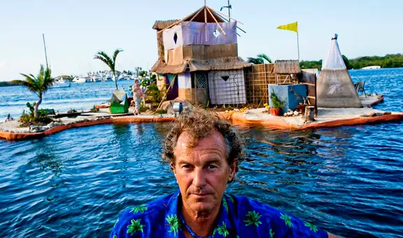 Un artista convirtió más de 150.000 botellas de plástico en una isla flotante en México: tenía casa de 3 pisos, cultivos e internet