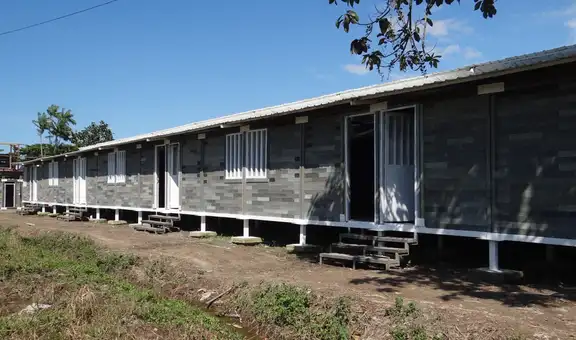 Un colombiano que luchaba por su casa propia creó ladrillos tipo Lego con plástico reciclado: su sistema permite construir viviendas de 40 m² en solo 5 días