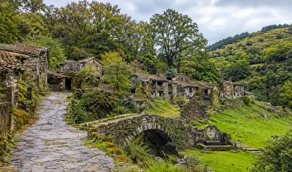 Regalan una aldea en España con 12 casas y una finca de 15.000 m²: qué requisitos se deben cumplir para obtenerla gratis