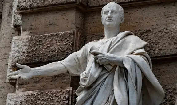 Cicerón, filósofo romano, dejó una reflexión hace más de 2.000 años sobre la felicidad: “Estar contentos con lo que poseemos es la más segura y mejor de las riquezas”