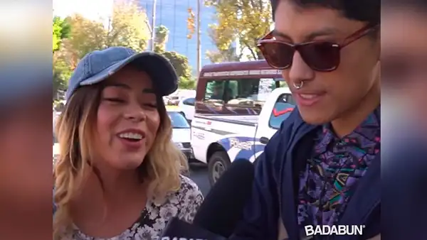Facebook: dejó que revisen su celular frente a su novio y todo terminó mal [VIDEO]