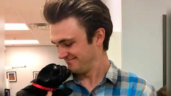 Facebook: Veterinario le canta a sus 'pacientes' antes de una rigurosa cirujía