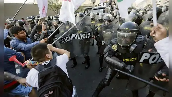 Plantean proyecto de ley para que policías puedan disparar si manifestantes los superan en número