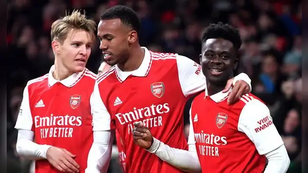 Arsenal derrotó 3-2 a Manchester United y continúa como líder de la Premier League