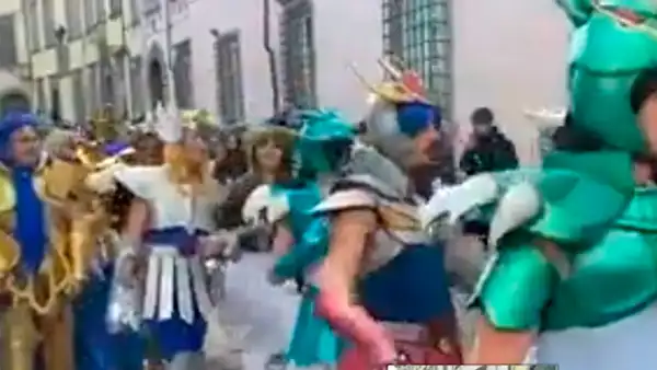 Fans de Saint Seiya en Brasil hacen curioso desfile disfrazados de sus personajes favoritos [VIDEO]