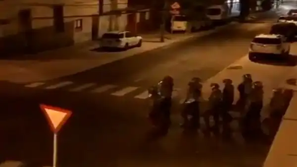 ¡Increíble! Soldados cantan ‘Barbie Girl’ mientras realizan marcha nocturna [VIDEO] 