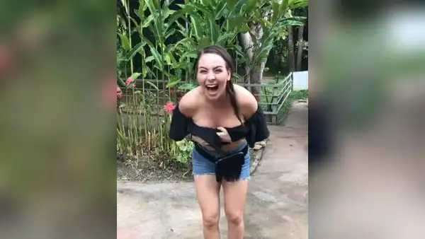 YouTube: Mono casi desnuda a una mujer