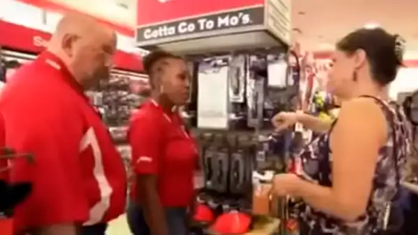 Trabajadora de supermercado capacita a anciano novato, sin saber su verdadera identidad [VIDEO]
