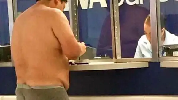 Twitter: Hombre llega al banco en ropa interior y su foto es viral en redes