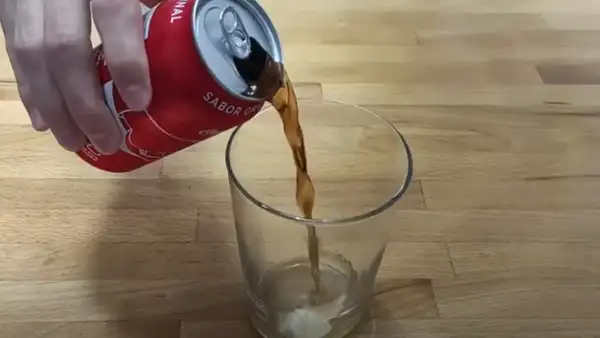 Arrojan abundante Coca Cola y leche en experimento casero y resultado sorprende a todos [VIDEO]