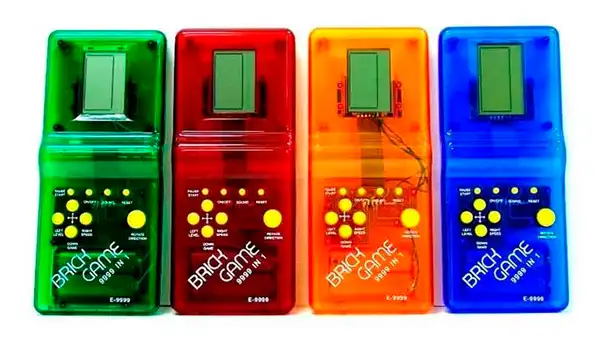 Brick Game: ¿recuerdas haber tenido la mítica consola portátil de los ’9999 juegos en 1′? [VIDEO]