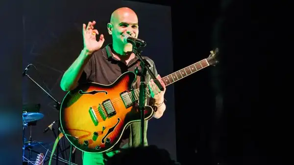 Rafo Ráez presenta acústico "Jobim-Cobain"
