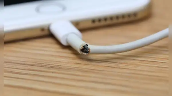 ¿Por qué el cable de tu cargador se pela con el tiempo y qué riesgos corres al usar uno roto?
