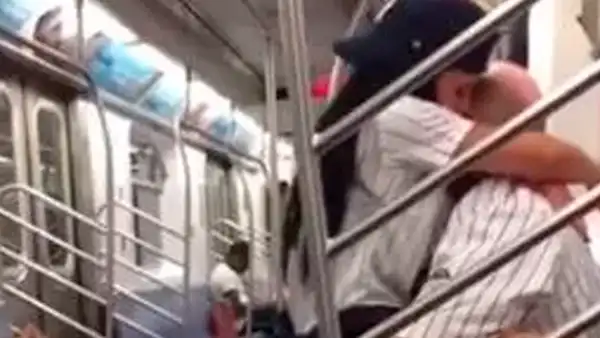 En YouTube, pareja fue captada teniendo sexo en metro de Nueva York 