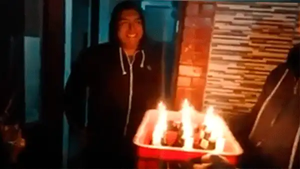 Facebook viral: Jóvenes sorprenden a su amigo con una caja de cerveza para cantarle ‘Happy Birthday’ 