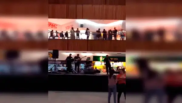 Facebook viral: Centro comercial se inunda y músicos aprovechan en tocar canción de 'Titanic' [VIDEO]