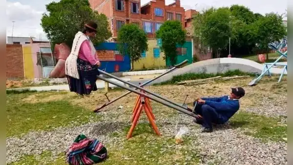 Para la diversión no hay edad: captan a 2 adultos jugando en un sube y baja como niños