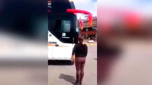 Facebook viral: usuarios enfurecen al ver a mujer golpeando a su esposo que llegaba de viaje [VIDEO]