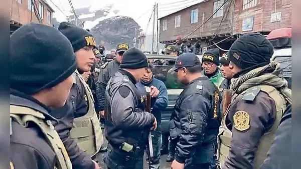 Puno: 3 delincuentes por poco son quemados vivos en La Rinconada, dónde un policía murió a manos de una turba