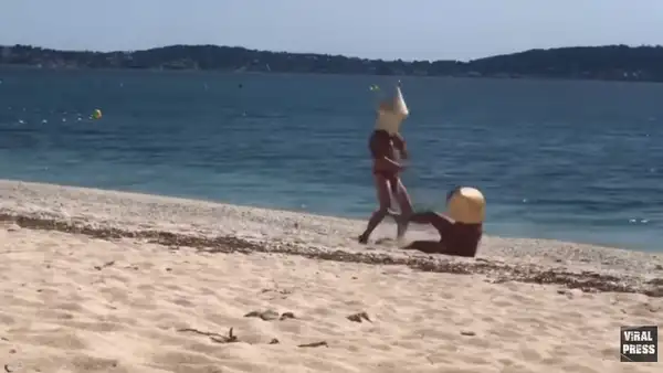 Se disfrazan de boyas para que nadie los vea sumergiéndose en mar en plena cuarentena [VIDEO]