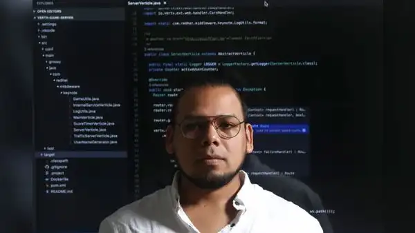 Hacker con placa