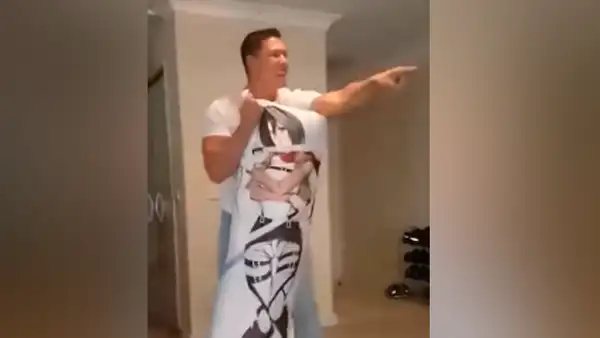 Joven grita de la emoción al recibir almohada con personaje de anime por Navidad [VIDEO]