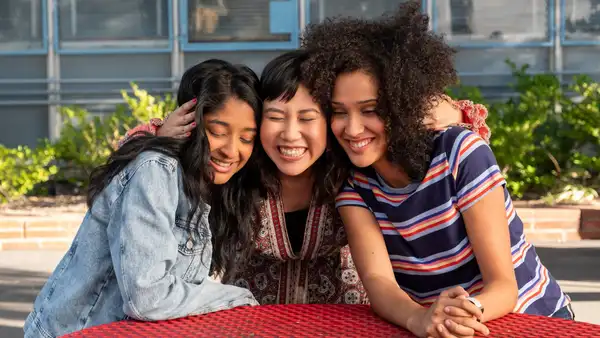 ‘Yo nunca’: conoce la historia detrás de la nueva comedia juvenil de Netflix [VIDEO]