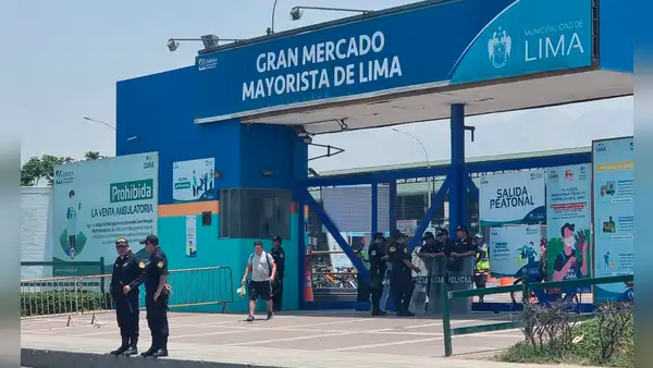 Policía refuerza seguridad en el mercado de Santa Anita ante presencia de protestantes