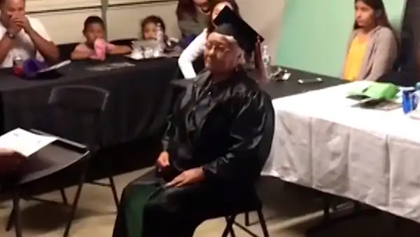 Facebook viral: abuela terminó la secundaria a sus 78 años y enorgullece a su familia