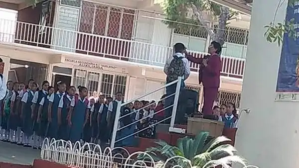 Estudiante llega a su escuela con pelo demasiado largo y directora lo rapa frente a todos [VIDEO]