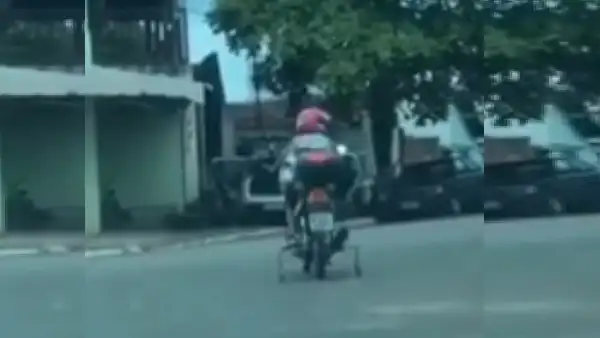 No sabía manejar moto, le coloca ‘rueditas’ traseras y deja a todos sorprendidos [VIDEO]