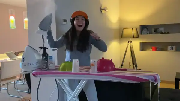 Joven utilizó plancha de ropa para imitar a DJ y su gato tuvo una inesperada reacción al oírlo [VIDEO]