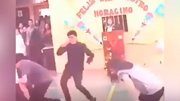 Alumno se olvida de coreografía y se pone a bailar al estilo ’Fortnite’ en actuación escolar [VIDEO]