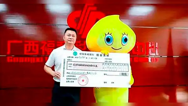 Hombre gana la lotería y va disfrazado a reclamar su premio para que su familia no lo reconozca