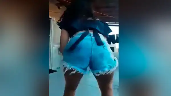 Mujer se graba haciendo atrevido baile, pero su hija aparece y lo arruina todo [VIDEO]